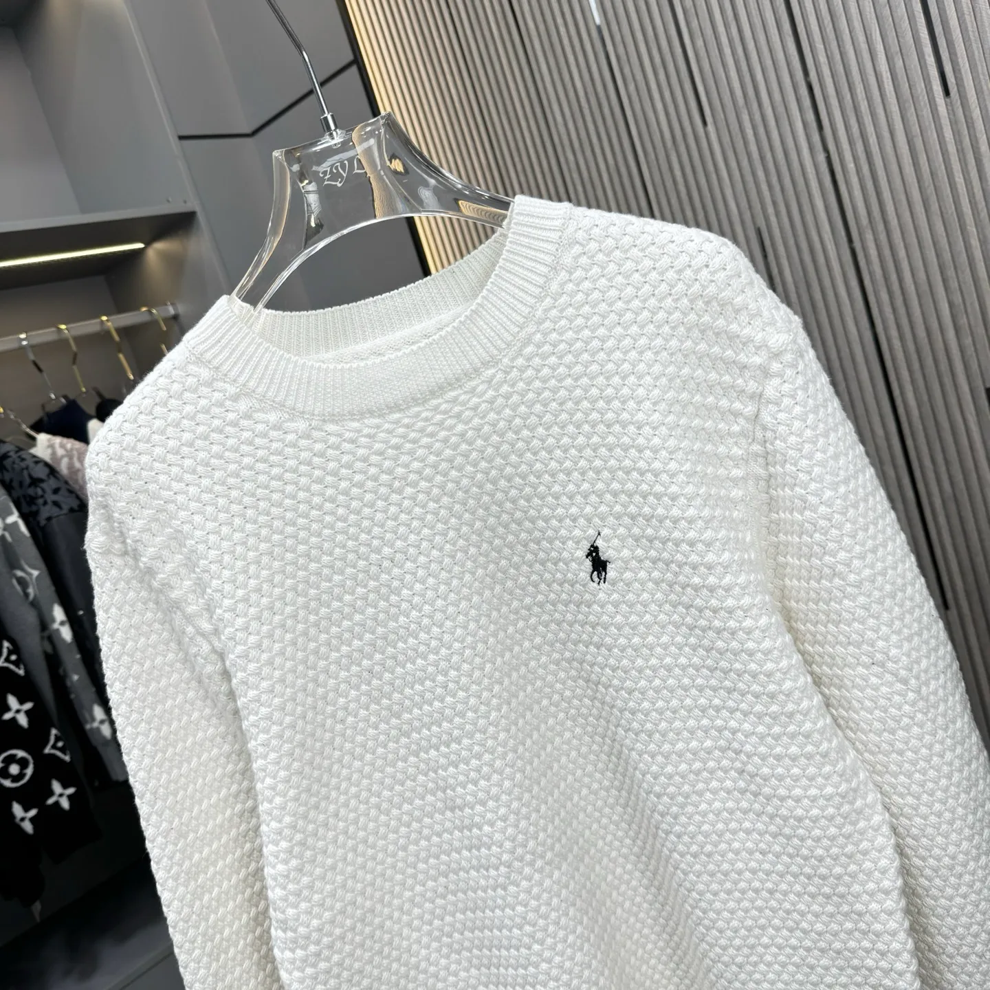 P290 Ralph Lauren 25FW crew neck sweater. The fabric is made of top-quality cashmere yarn. The new autumn and winter Oblique jacquard knitted cashmere sweater has a double-sided wearable design and is made of high-quality cashmere material. After fine weaving process, it presents a soft and comfortable touch and excellent thermal performance. The iconic Oblique jacquard pattern is perfectly presented through precision knitting technology. It can be worn on both sides, showing different style charms. The round neck design is simple and elegant, suitable for various matching occasions. Exquisite knitting technology ensures that the clothes are not easily deformed and remain crisp and long-lasting. The double-sided design concept reflects LV's perfect balance of practicality and fashion. Each sweater undergoes strict quality inspection to ensure that the quality meets the brand's consistently high standards. This knitted item combines warmth and style, making it an exquisite addition to your autumn and winter wardrobe. Size:S/M/L/XL